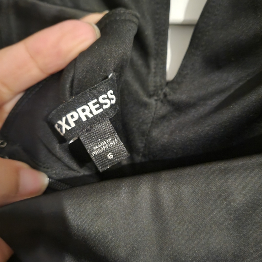 Express Halter blouse - Picture 3 of 3